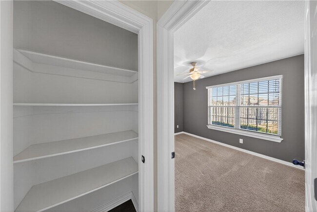 Building Photo - 402 SW Arch St