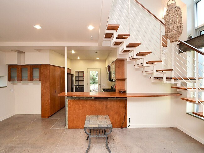 Building Photo - Cool House