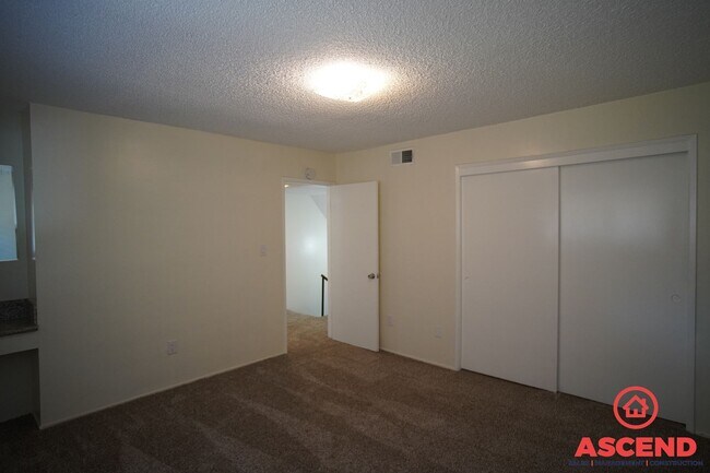 Building Photo - Cozy 3 Bedroom  2bath apartment