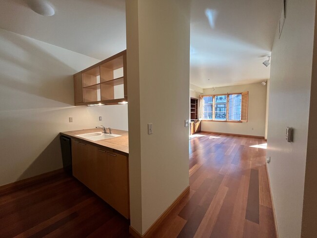 Building Photo - 1 Bed/1 Bathroom Condo in Pearl district ~...