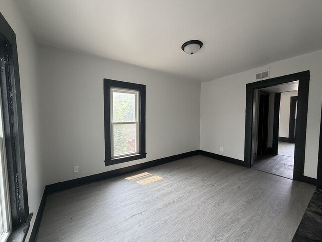 Building Photo - 543 Erin St