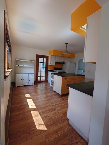 Building Photo - 11 Hinckley St