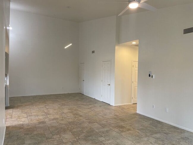 Building Photo - 3Bdm 3Ba close to U of A! must see!