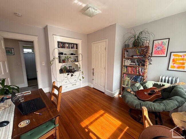 Building Photo - Beautiful Sunny Brighton 3-Bed w/ Parking
