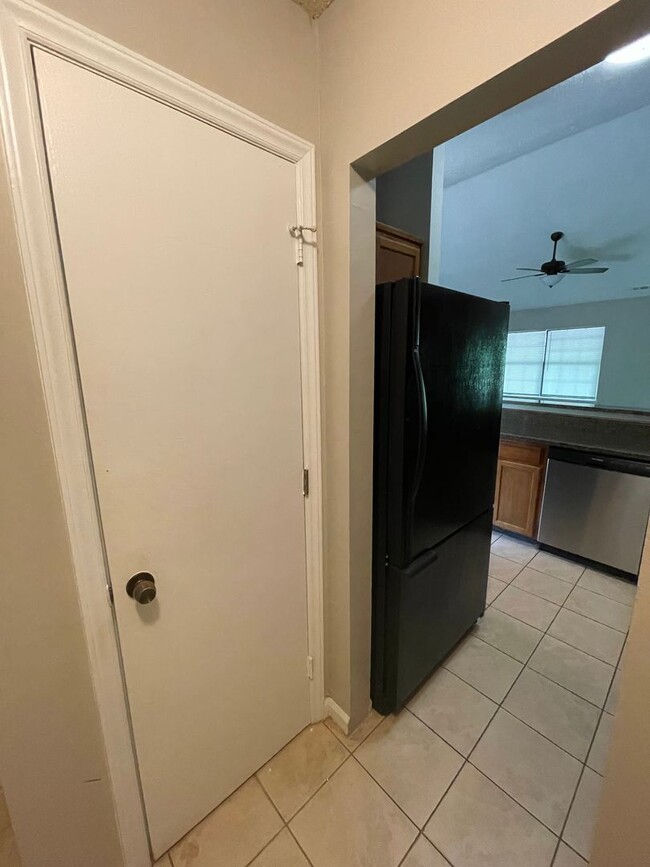 Building Photo - This Adorable 2 bedroom 2 bath duplex is l...