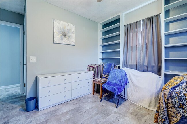 Building Photo - 889 Long Pond Rd