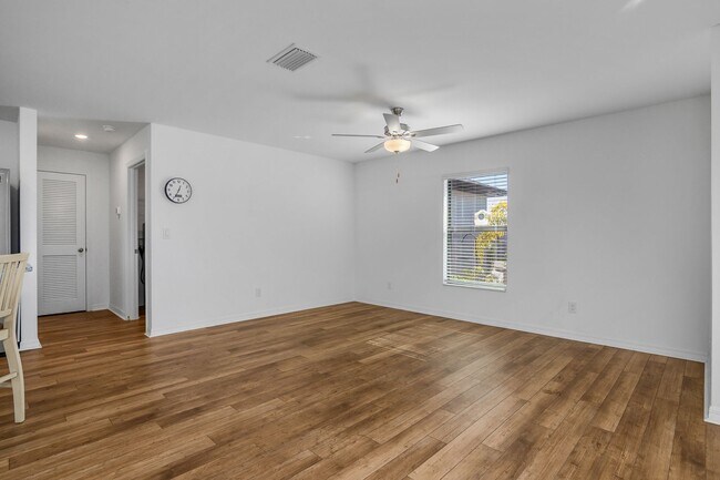 Building Photo - NOW AVAILABLE - 3/2 with 2 Car Garage in Mirror Lakes!