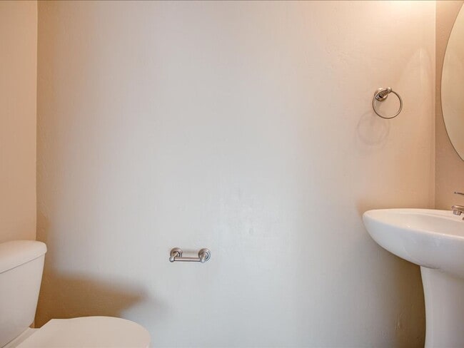 Building Photo - 3 Bedroom 2.5 Bath   $200.00 OFF FIRST FULL MONTHS RENT