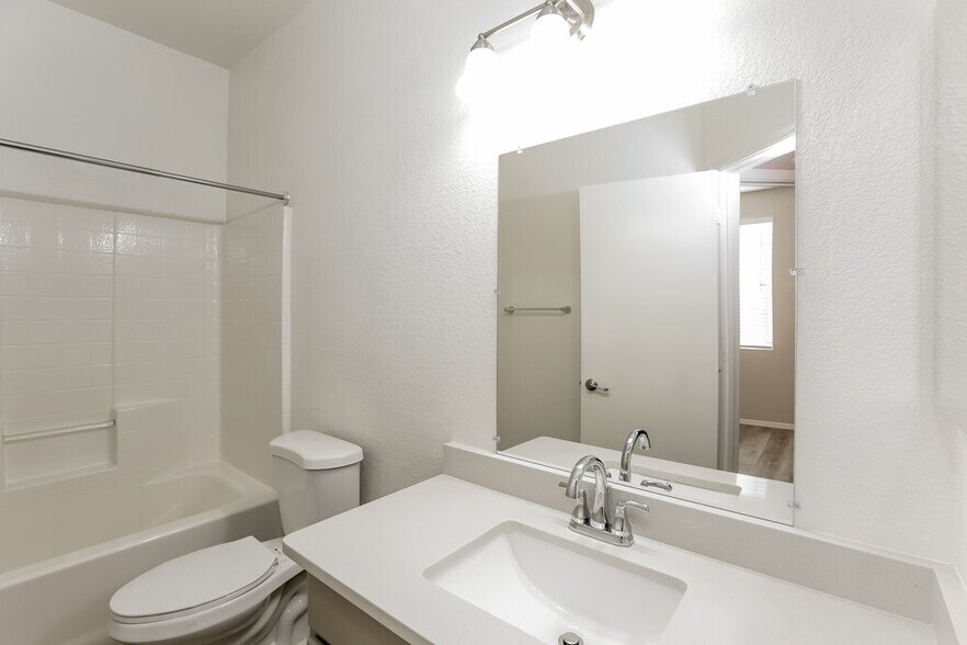 Building Photo - 1115 E Grove St