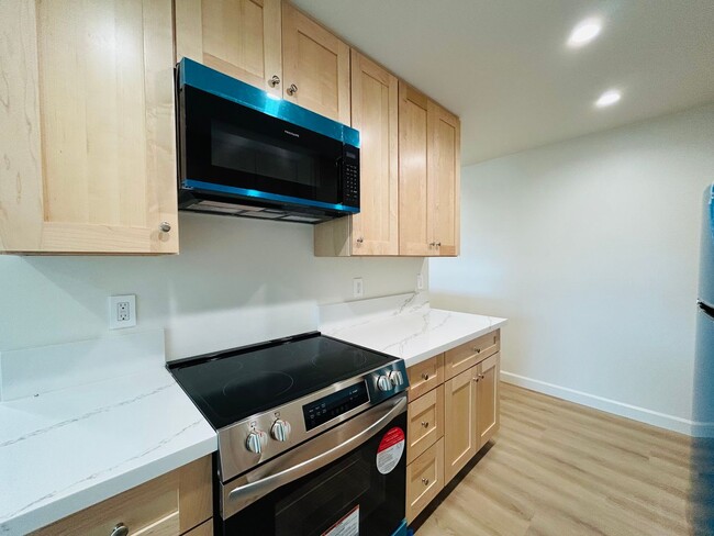 Building Photo - Newly Renovated Top Floor Two Bedroom Two ...