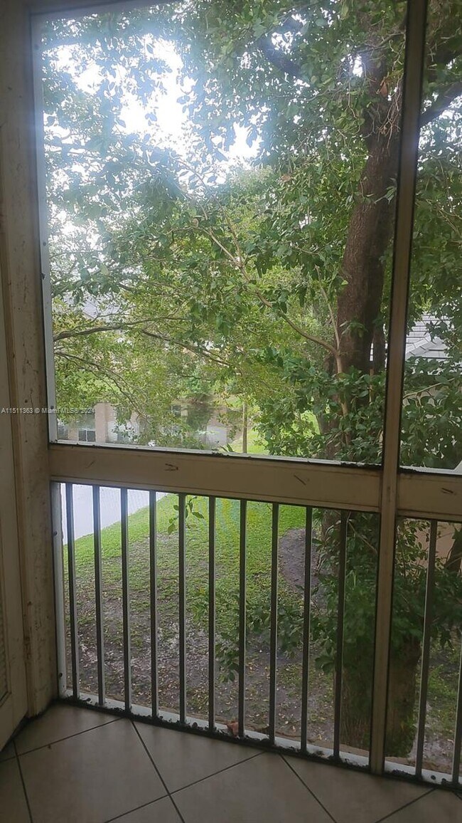 Building Photo - 9877 Westview Dr