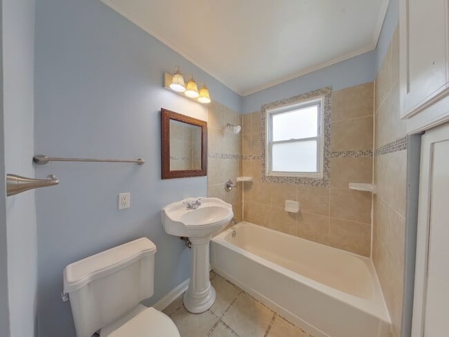 Building Photo - 5944 E Kinkaid St