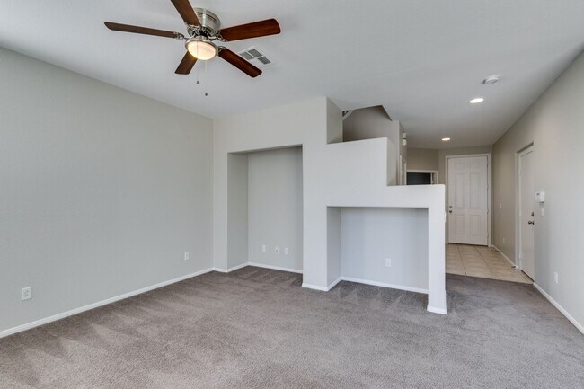 Building Photo - 3 bedroom + Den! Ready for immediate move ...