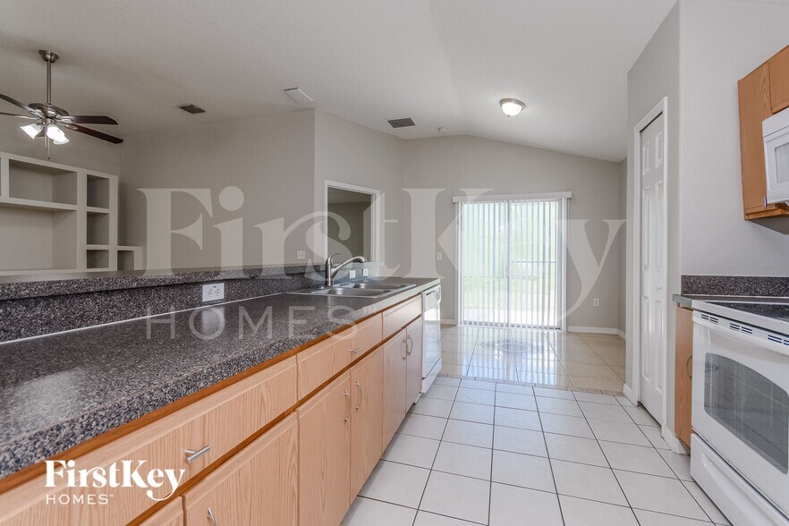 Building Photo - 557 Peace Dr