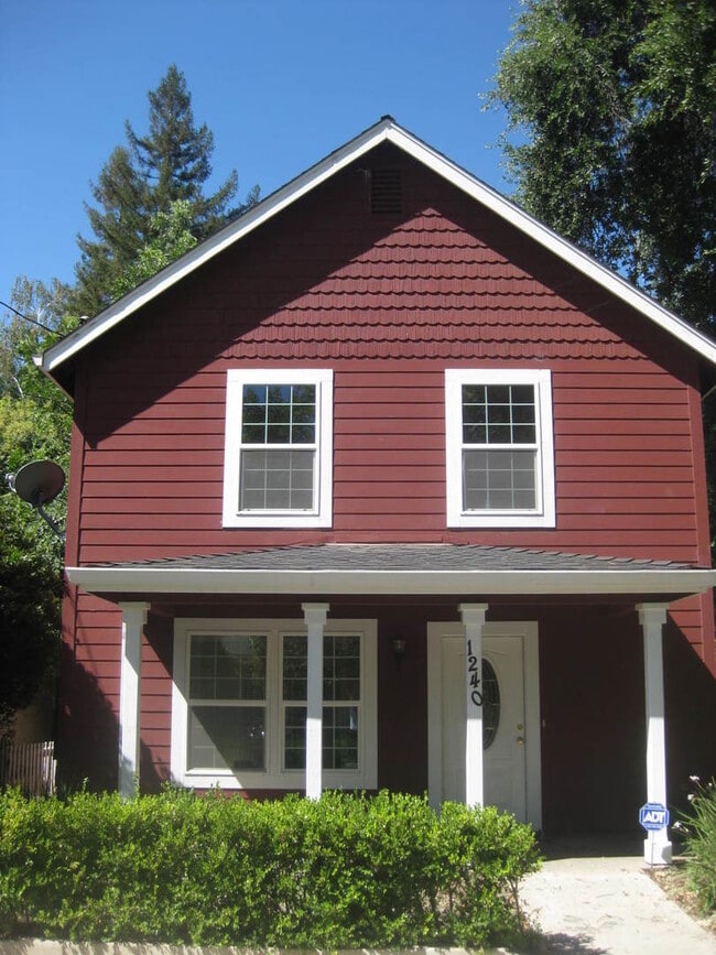 Building Photo - Great home and location on 3rd Street and Ash