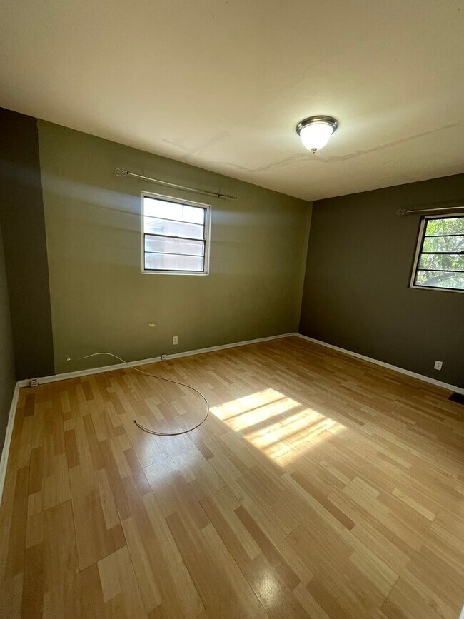 Building Photo - 2 Bedroom 1 Bathroom / Great for UofA Students