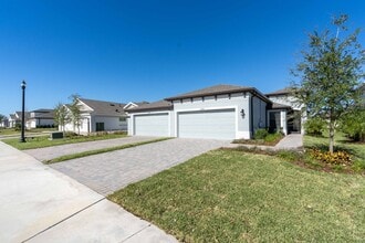 Building Photo - Beautiful Villa, ready to make it your home.