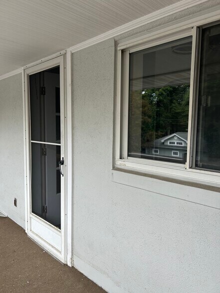 Building Photo - 2415 East Ave