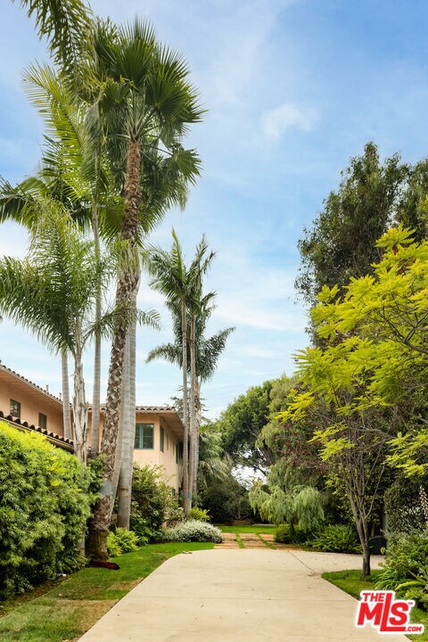 Building Photo - 16820 Sunset Blvd