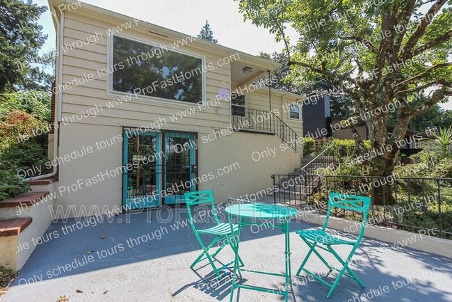 Building Photo - 616 SW Moss St