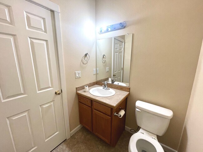 Building Photo - BEAUTIFUL TOWNHOME LOCATED IN REDMOND!