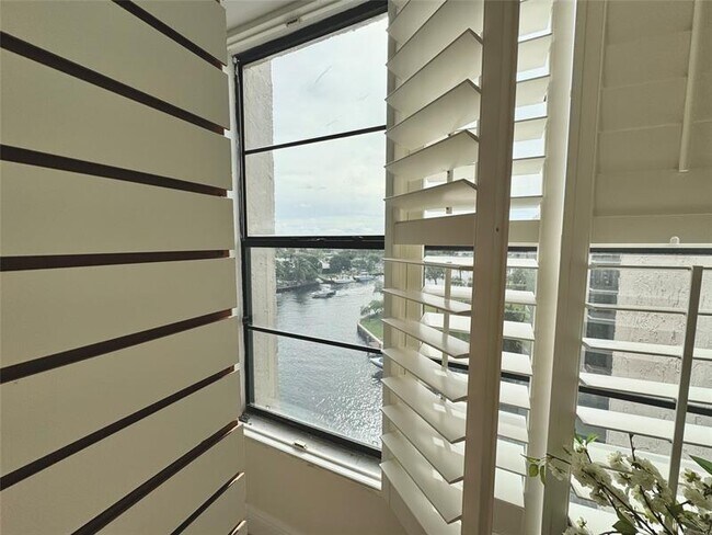 Building Photo - 8 Royal Palm Way