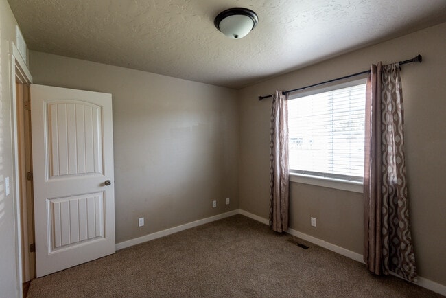 Building Photo - 2803 Tamarack St