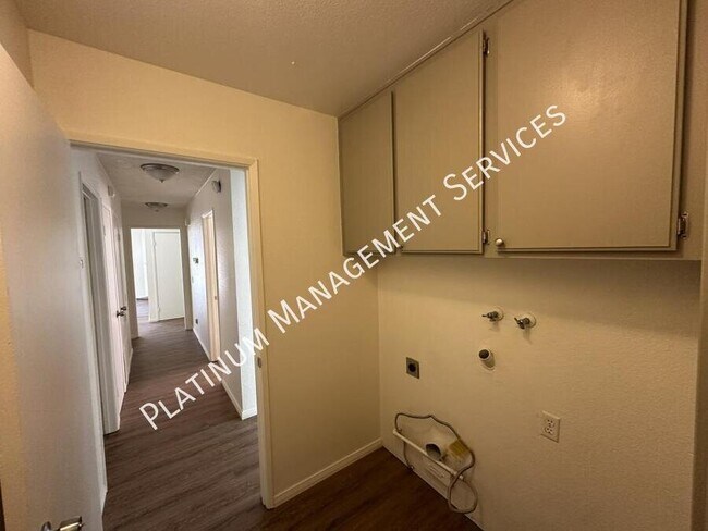 Building Photo - 1219 E Ave R7