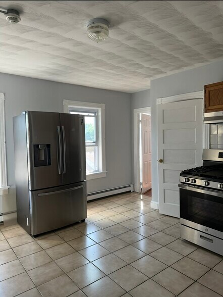 Building Photo - 522 Pawtucket Ave