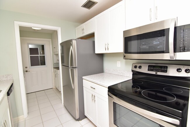 Building Photo - 919 Viscaya Blvd