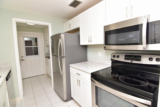 Building Photo - 919 Viscaya Blvd