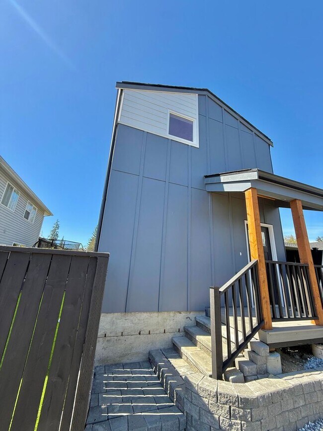 Building Photo - Arbor Heights 2-Bedroom Home in a Prime Location