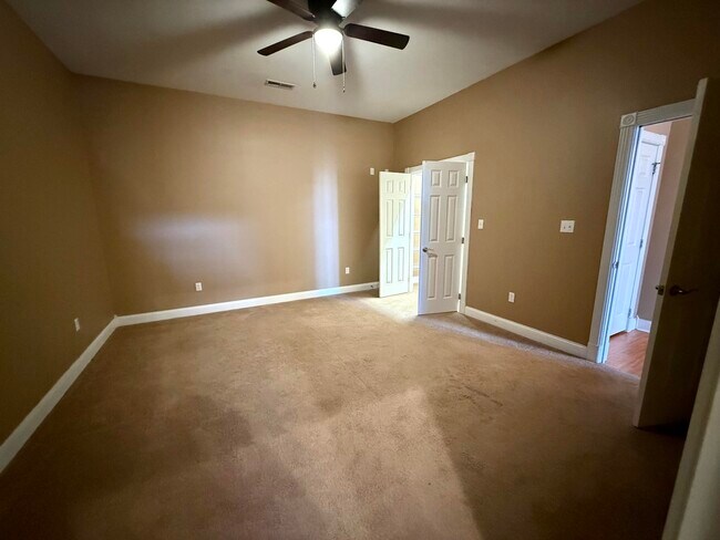 Building Photo - 98 Melrose Dr