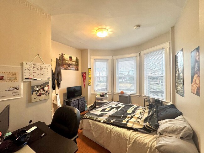 Building Photo - 2430 Fairview Ave