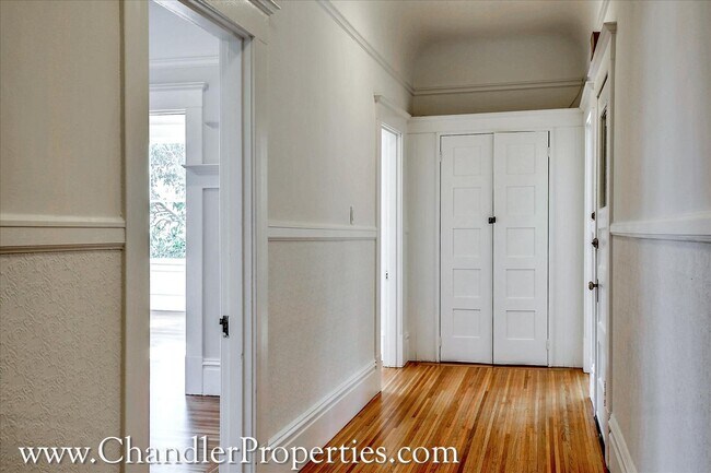 Building Photo - Bright & Sunny 2 Bedroom Flat with On-Site Laundry | Small Bonus Space