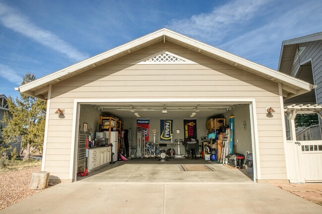 Building Photo - 600 S Ridge Dr