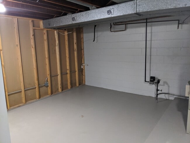 Building Photo - 61 Pine Ct