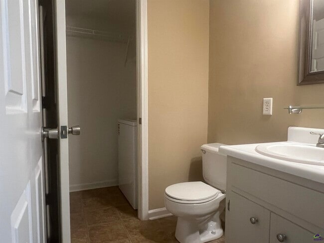 Building Photo - 137 N Springs Ct