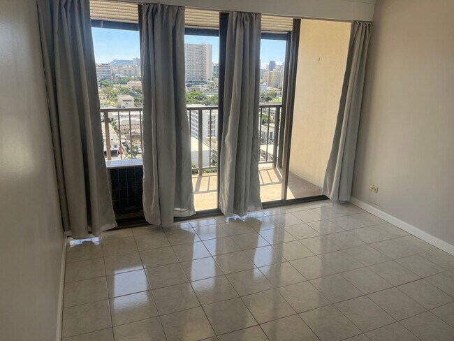 Building Photo - Must See Unit in Makiki!!!