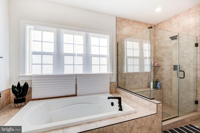 Building Photo - 6547 Clubhouse Dr
