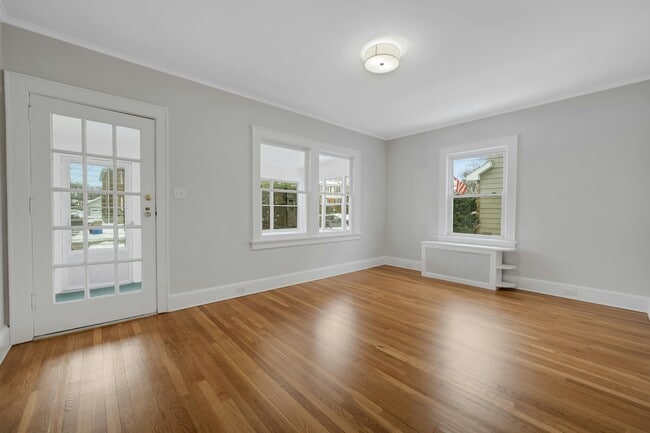 Building Photo - 5 Gates Ave