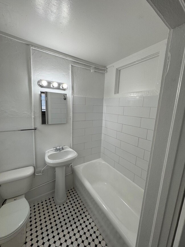 Building Photo - 523 24th St