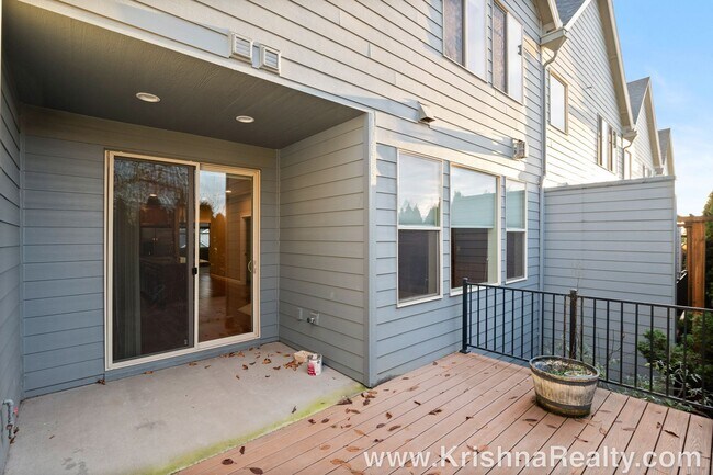 Building Photo - 4 Bedroom 3 Bath Upscale Luxury Fishers Landing Townhome