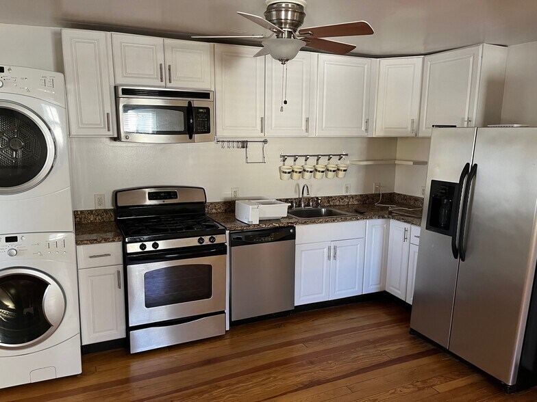 Building Photo - 619 Caroline St