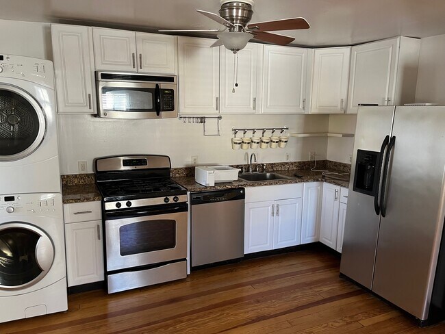 Building Photo - 619 Caroline St