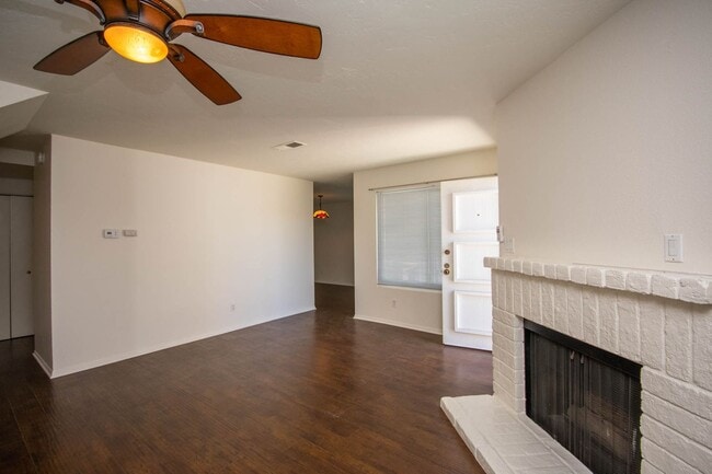 Building Photo - 3BR Townhome with Spacious Fenced Yard!