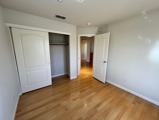 Building Photo - SPACIOUS FOUR BEDROOM HOUSE IN HAMILTON