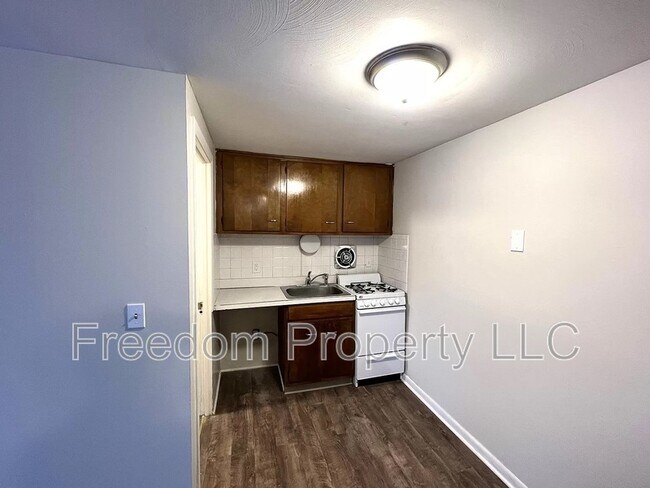 Building Photo - 353 Main St