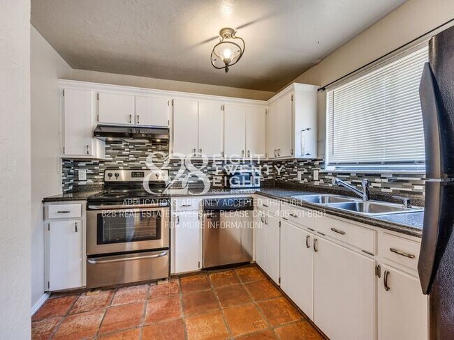 Building Photo - *AVAILABLE NOW!* Spacious 3 Bed/2.5 Bath Condo in East Norman!