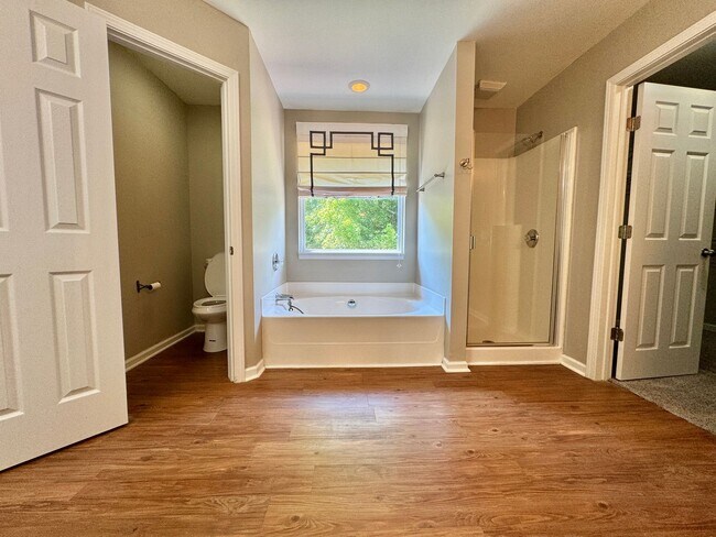 Building Photo - 3 Bed, 2 Offices, 2.5 Bath w/ 2 Car Garage in McKays Mill